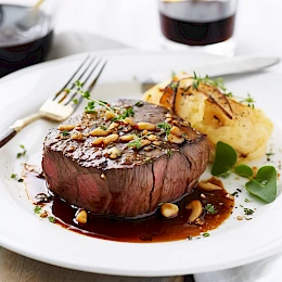 Foto von Rinderfilet mit geröstetem Knoblauch