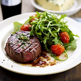 Foto von Rinderfilet mit getrockneten Tomaten und Rucola