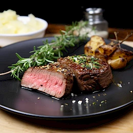 Foto von Rinderfilet mit Thymian und Knoblauch