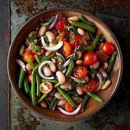 Foto von Bohnensalat mit grünen Bohnen, Tomaten und roten Zwiebeln