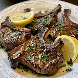 Foto von Lamm-Koteletts mit Zitronen-Oregano-Marinade